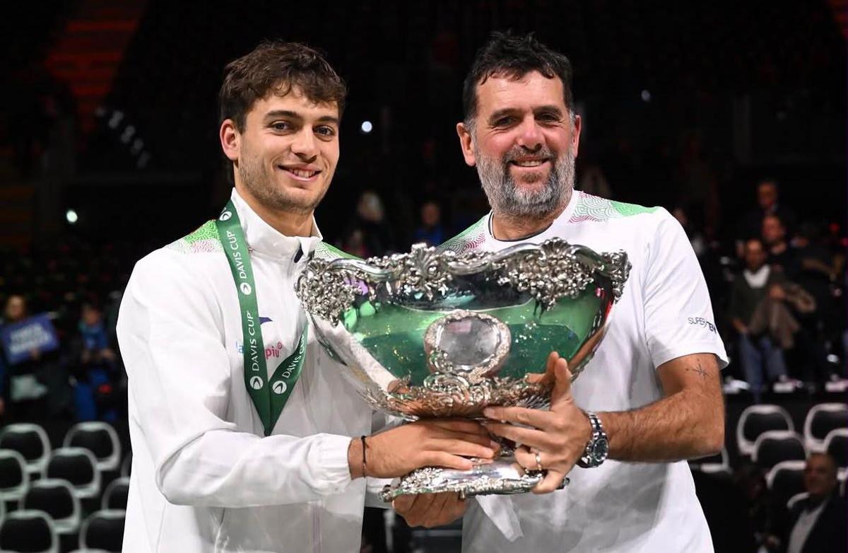 https://www.adnkronos.com/resources/02a7-210455c44c97-c68360269849-1000/format/huge/flavio_cobolli_e_suo_padre_stefano_dopo_la_vittoria_in_coppa_davis.jpeg