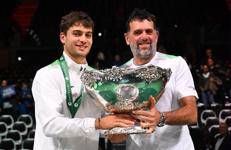 Flavio Cobolli e suo padre Stefano dopo la vittoria in Coppa Davis - Federtennis