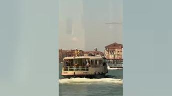 Denunciato giovane a Venezia, sul tetto di un vaporetto per bravata social - Video