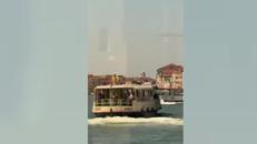 Denunciato giovane a Venezia, sul tetto di un vaporetto per bravata social - Video