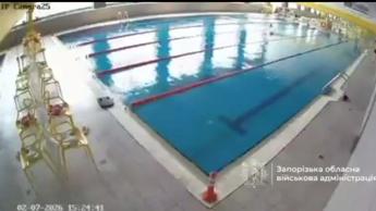 Ucraina, attacco russo su una piscina: l'esplosione nel video delle telecamere di sicurezza