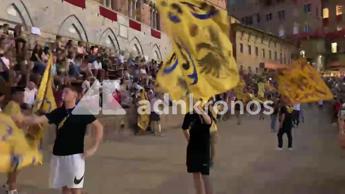 Palio di Siena, Aquila trionfa dopo 34 anni: i festeggiamenti in piazza del Campo - Video