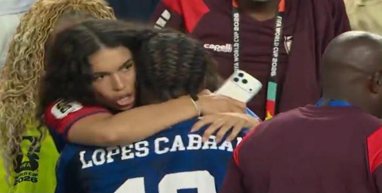 Lopes Cabral abbraccia la fidanzata dopo il gol - X