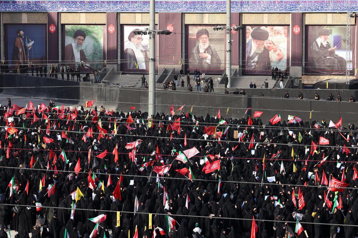 Iran, avviate le esequie di Ali Khamenei a Teheran tra slogan e lutto