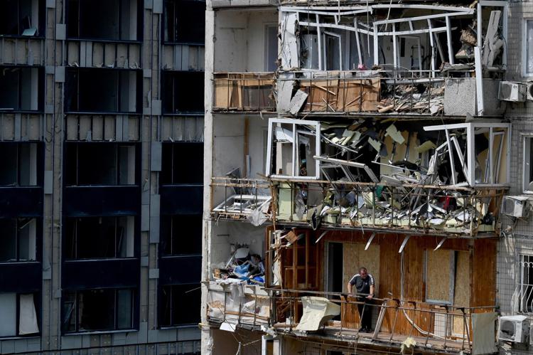 Macerie a Kiev dopo un raid russo - Afp