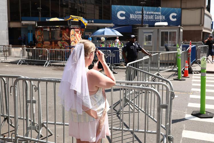 Curiosi davanti al Madison Square Garden - Afp