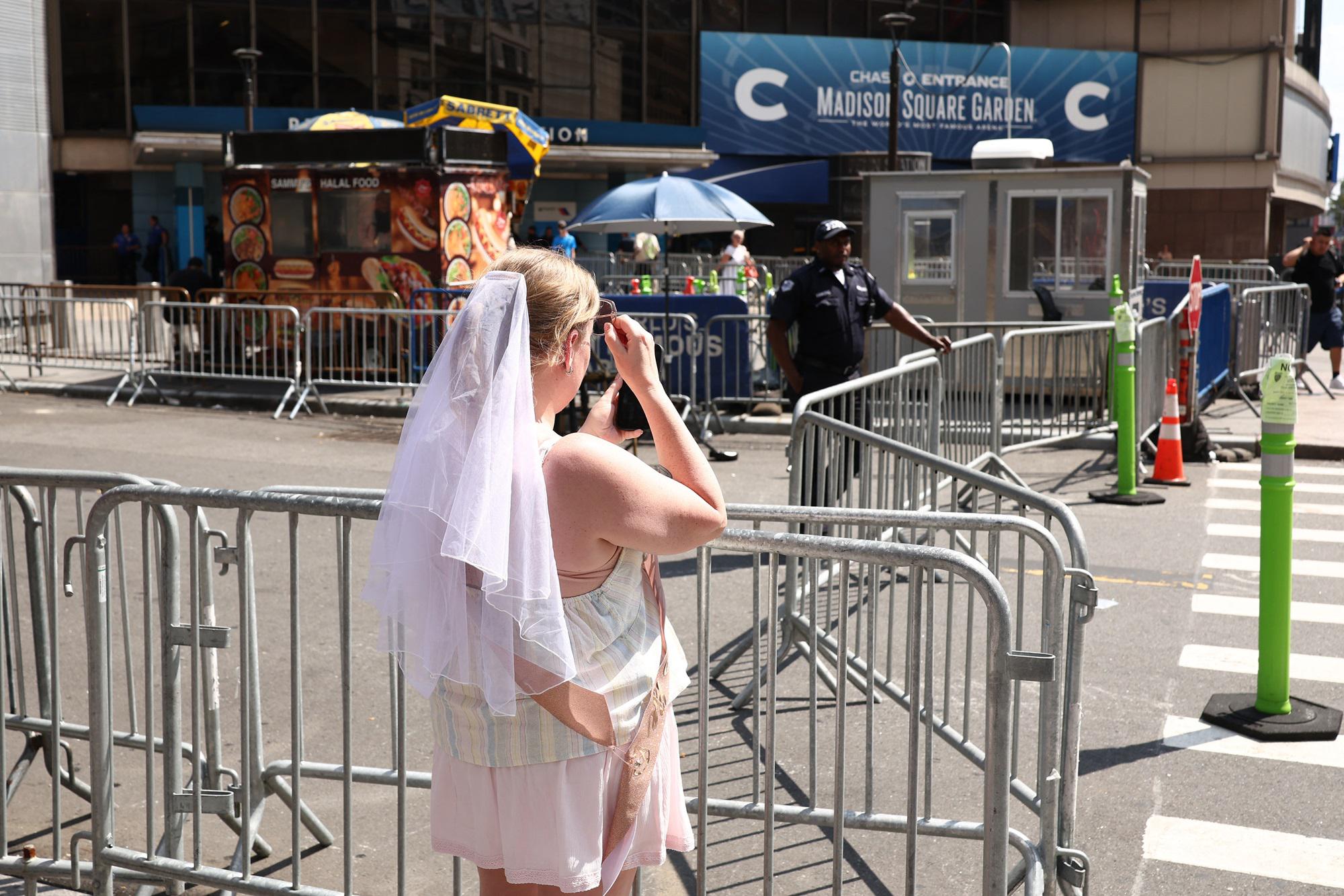 Taylor Swift e Travis Kelce sono marito e moglie, al Madison Square Garden il sì più glam dell’anno
