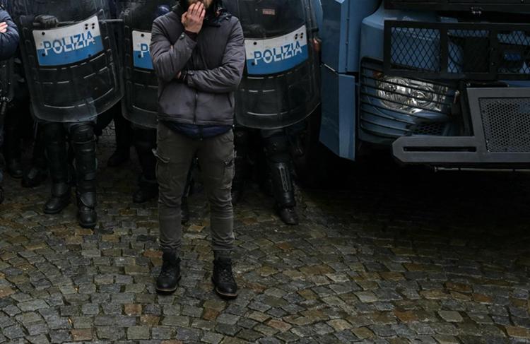 Poliziotti in tenuta anti sommossa - Afp