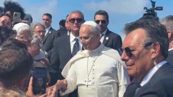 Papa, il grazie dei migranti a Lampedusa e il bagno di folla prima della messa - Video