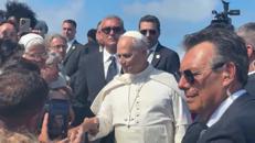 Papa, il grazie dei migranti a Lampedusa e il bagno di folla prima della messa - Video
