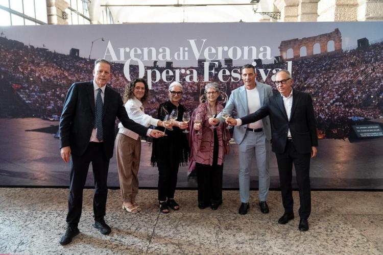 (A partire da sinistra, il Presidente di Veronafiere Federico Bricolo, l'Amministratrice delegata di Veronafiere Barbara Ferro, il Sovrintendente di Fondazione Arena di Verona Cecilia Gasdia, l'Assessora alla Cultura del Comune di Verona Marta Ugolini, il Vicedirettore artistico di Fondazione Arena di Verona Stefano Trespidi e Luca Faccioli di Infront - Ufficio stampa Fondazione Arena)