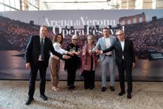 (A partire da sinistra, il Presidente di Veronafiere Federico Bricolo, l'Amministratrice delegata di Veronafiere Barbara Ferro, il Sovrintendente di Fondazione Arena di Verona Cecilia Gasdia, l'Assessora alla Cultura del Comune di Verona Marta Ugolini, il Vicedirettore artistico di Fondazione Arena di Verona Stefano Trespidi e Luca Faccioli di Infront - Ufficio stampa Fondazione Arena)