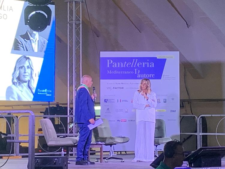 Il sindaco di Pantelleria, Fabrizio D'Ancona e Myrta Merlino - (Adnkronos)