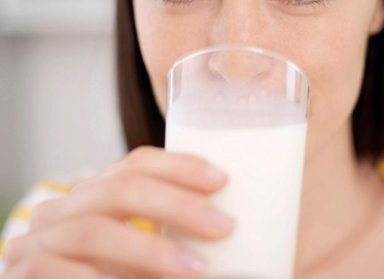 Donna beve un bicchiere di latte - (123Rf)