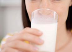 Donna beve un bicchiere di latte - (123Rf)
