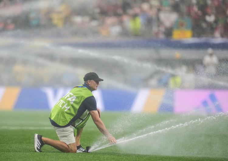 Un membro dello staff al lavoro durante una partita allo stadio di Dallas - (Ipa)