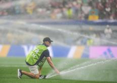 Un membro dello staff al lavoro durante una partita allo stadio di Dallas - (Ipa)