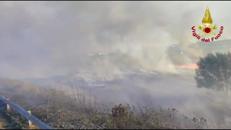 Incendio a Brindisi, a fuoco vasta area sterpaglie e canneto in zona industriale - Video
