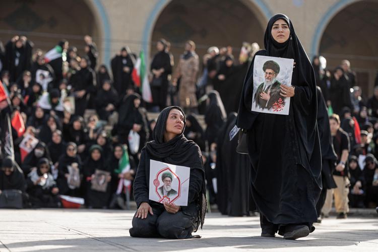 Un momento dei funerali di Ali Khamenei - (Afp)