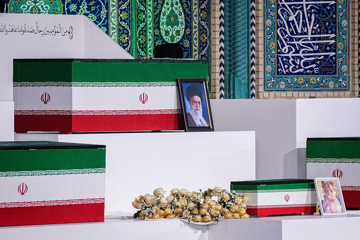 Teheran, funerali Khamenei: preghiera di massa e leader presenti