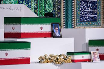 Iran, preghiera funebre per Khamenei: ci sono tre figli ma non Mojtaba