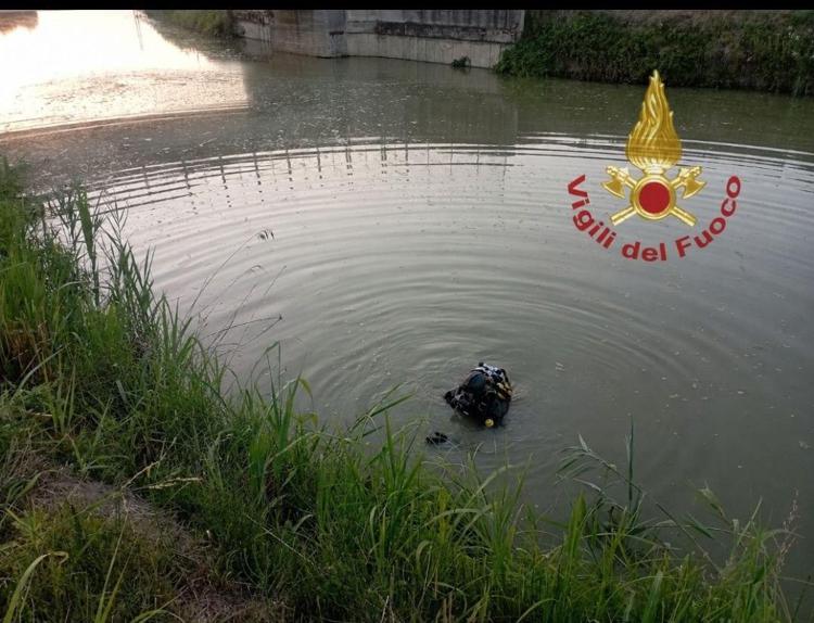Incidenti, auto finisce in un canale in provincia di Rovigo: un morto