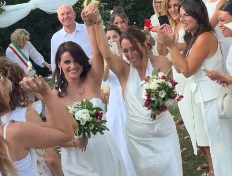 Francesca Vecchioni sposa la compagna Sara - (fermo immagine)