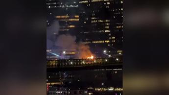 Usa, fiamme sul ponte di Brooklyn durante i fuochi d'artificio del 4 luglio - Video