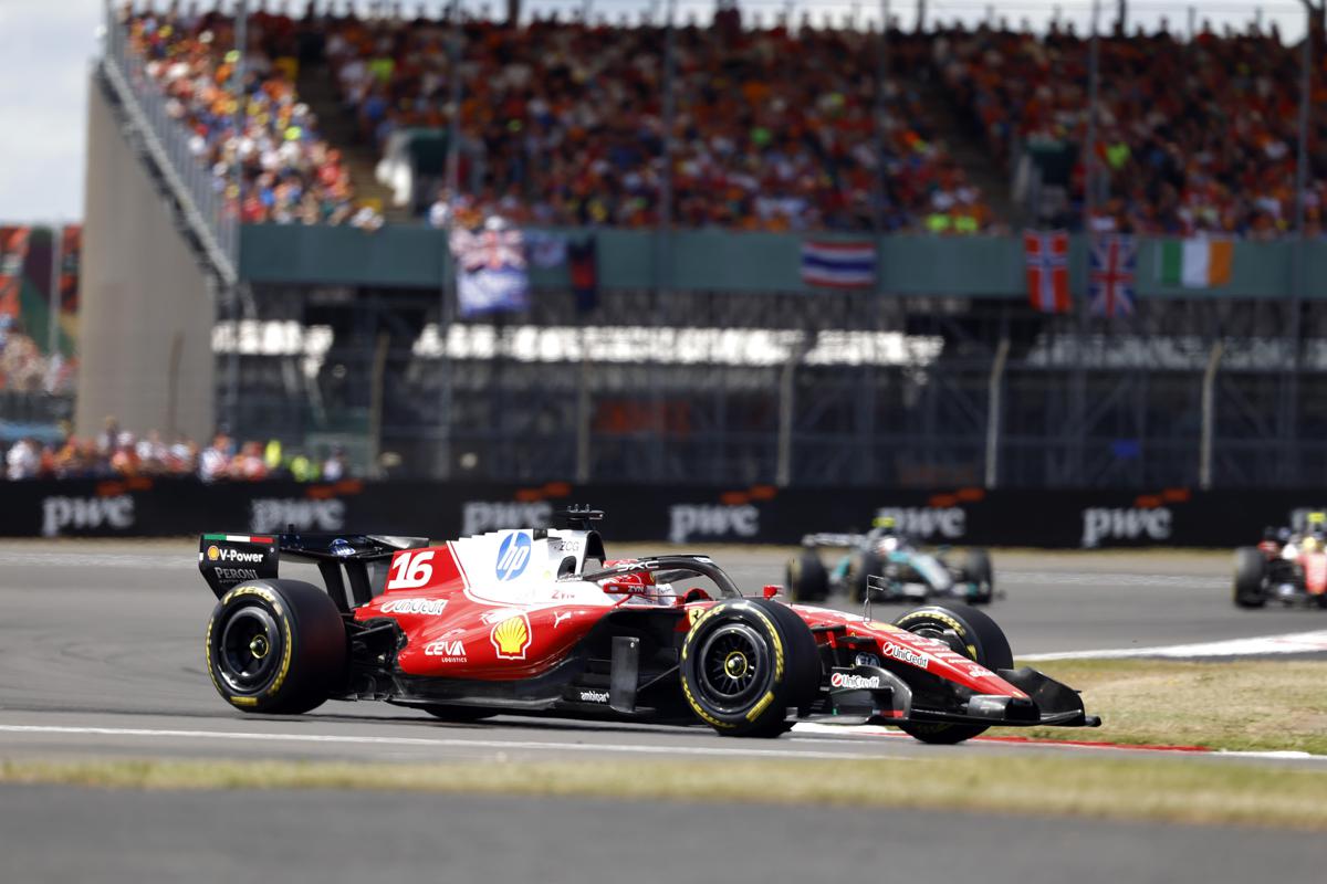 Silverstone, vince Leclerc: Ferrari sbaglia strategia con Hamilton, Antonelli penalizzato