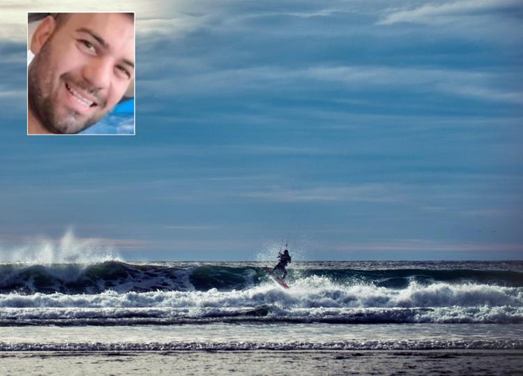 Un kitesurfer, immagine di repertorio e nel riquadro Mimmo Piepoli - 123 Rf free