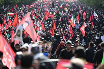 Processione a Teheran per i funerali dell'ayatollah Ali Khamenei - (Afp)