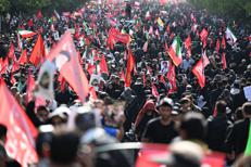 Processione a Teheran per i funerali dell'ayatollah Ali Khamenei - (Afp)