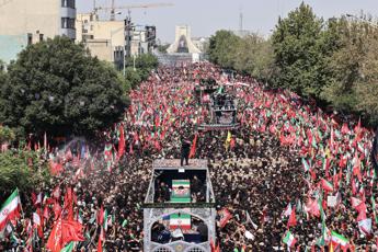 Processione a Teheran per i funerali dell'ayatollah Ali Khamenei - (Afp)