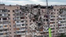 Morti e feriti a Kiev per nuovo attacco russo, le immagini di un edificio residenziale colpito