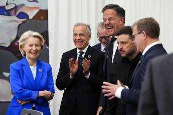 La presidente Ursula von der Leyen (a sinistra) e il segretario generale Nato Mark Rutte (il terzo uomo da sinistra) - Fotogramma/Ipa