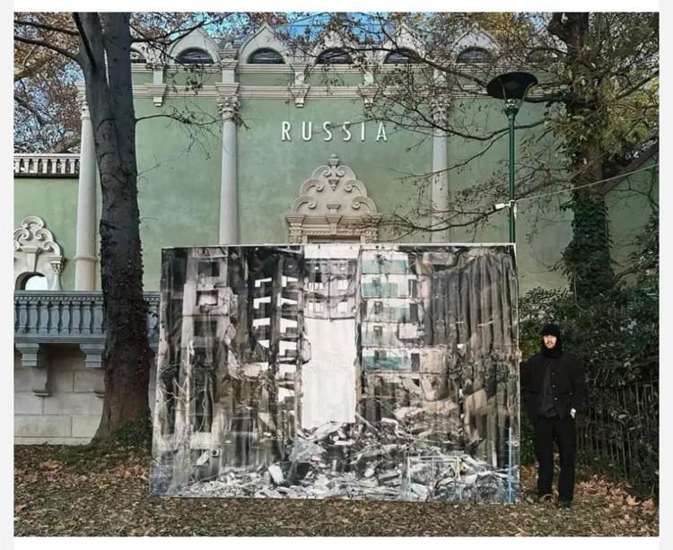 Opera dell'artista russo dissidente Danila Tkachenko con una foto dell'autore ucraino Maksim Dondyuk