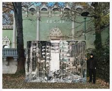 Opera dell'artista russo dissidente Danila Tkachenko con una foto dell'autore ucraino Maksim Dondyuk