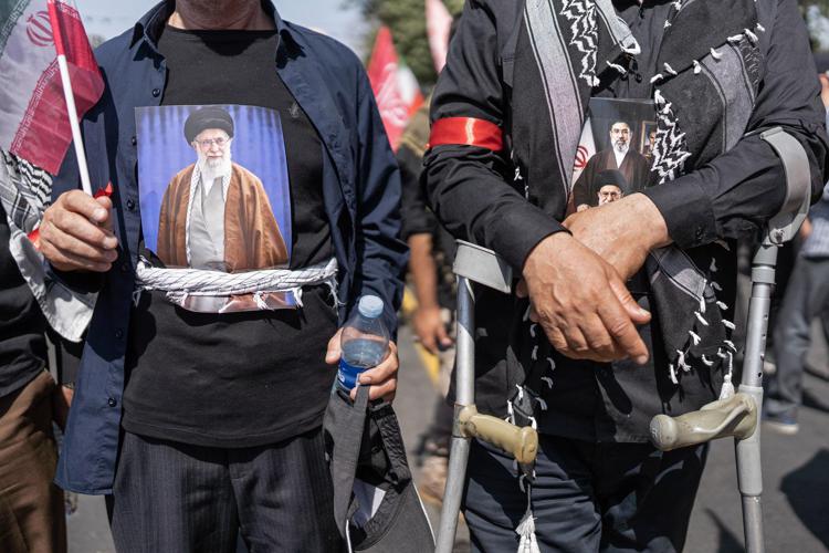 Folla al corteo funebre per Khamenei a Teheran - Afp