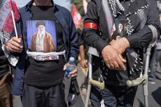 Folla al corteo funebre per Khamenei a Teheran - Afp