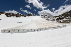 MINI sostiene progetto pilota per conservare la neve con geotessili biodegradabili