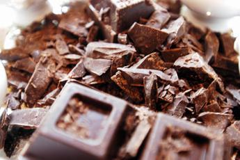 Giornata mondiale del cioccolato, il medico-nutrizionista: "Gustarlo è un'emozione biologica unica ma c'è un limite"