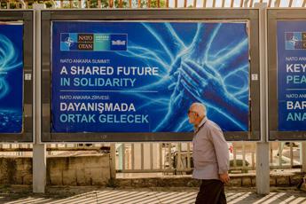 Ankara, manifesti per il summit Nato - Fotogramma /Ipa