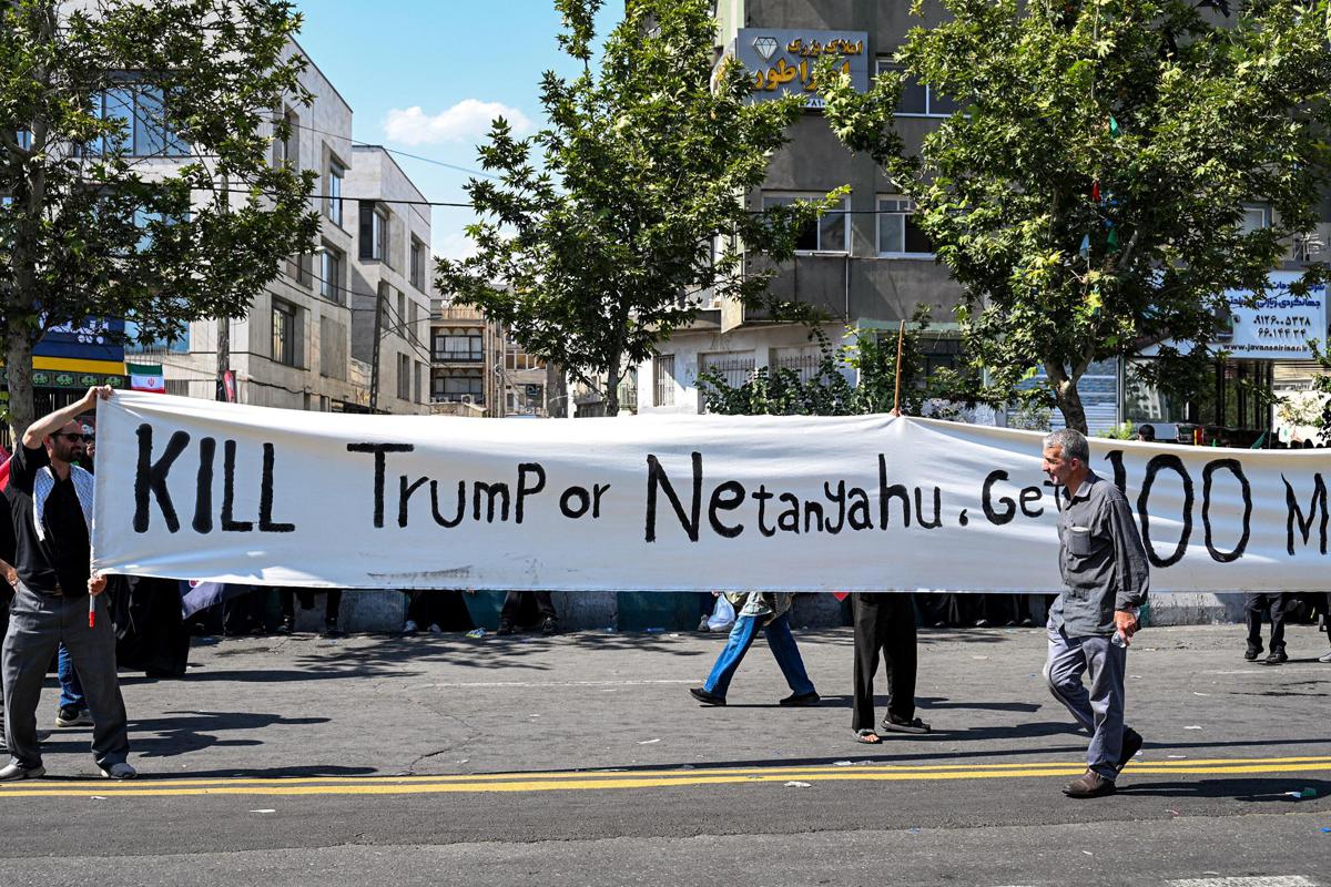 https://www.adnkronos.com/resources/02a7-210b87f70078-e803afcc462b-1000/format/huge/iran_funerali_khamenei_striscione_trump_netanyahu_afp.jpeg