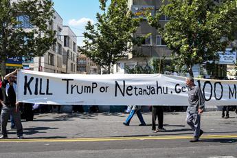 Striscioni anti Trump e Netanyahu durante i funerali di Khamenei a Teheran - Afp