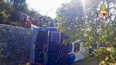 Il bus finito fuori strada a Formia - Vigili del Fuoco