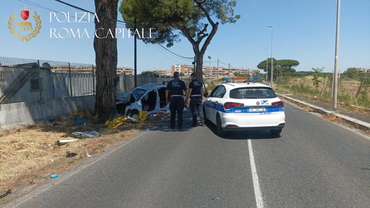 Roma, automobilista finisce contro albero e muore: ipotesi malore