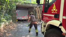 Trieste, segue le indicazioni del navigatore e resta incastrato nel sottopassaggio - Video