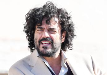 Francesco Renga fatto scendere da volo Ryanair: lite con il personale di bordo per bagaglio a mano e ritardo