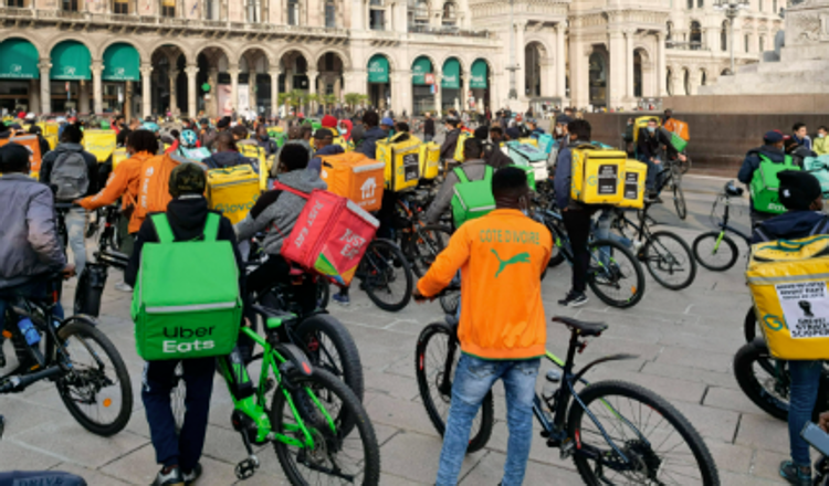 Milano ferma i rider nelle ore roventi: 