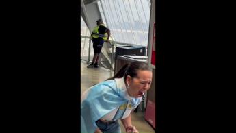 Argentina rimonta, il delirio allo stadio e il tifoso dell'Egitto sotto choc - Video